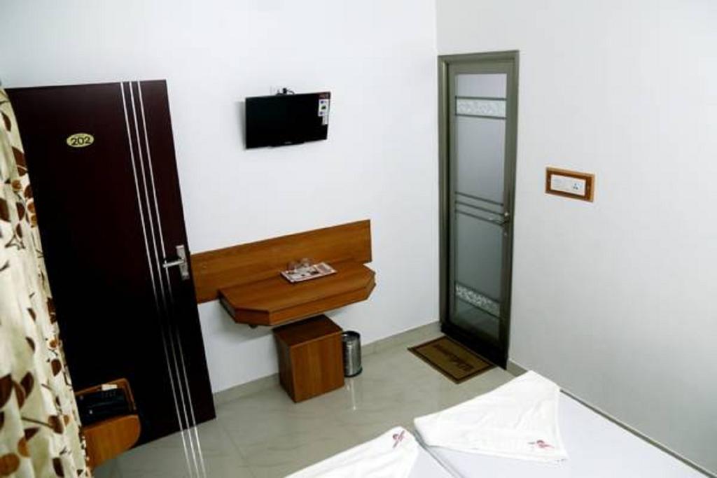 Mary Meridien Lodge Coimbatore Room photo